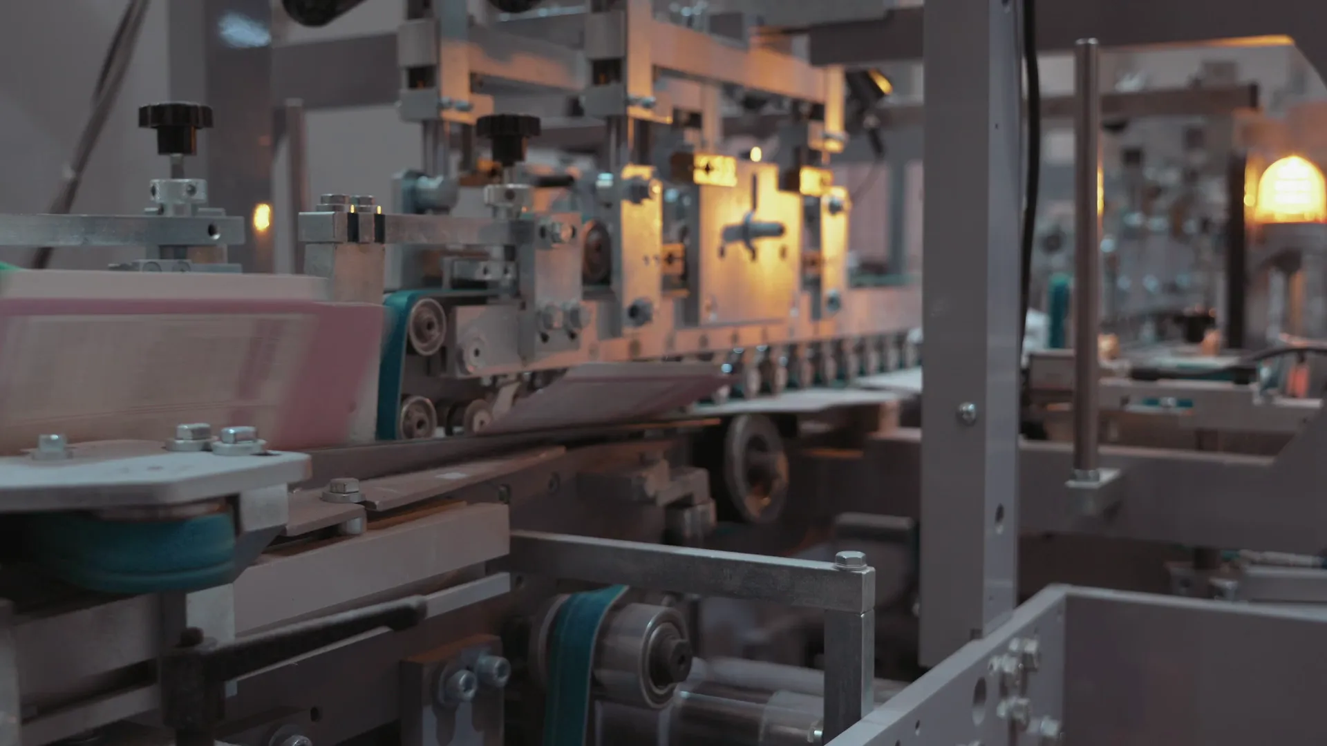 Zonă de finisare din hala de producție Sothis Print, cu materiale în lucru