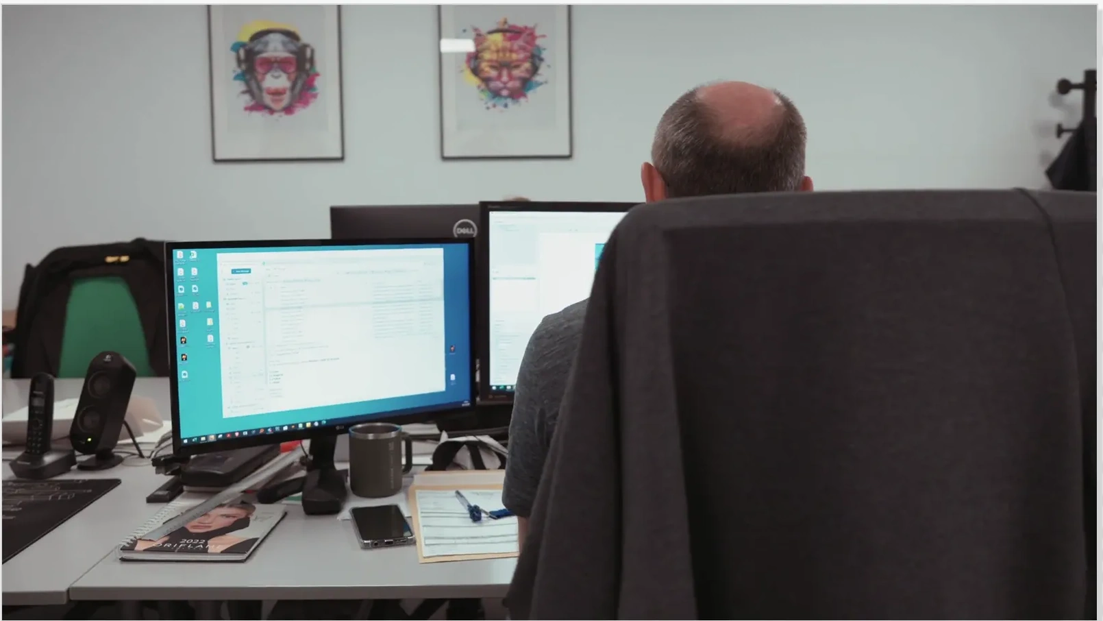 Operator Sothis Print verificând un proof color pe hala de producție înainte de tipar