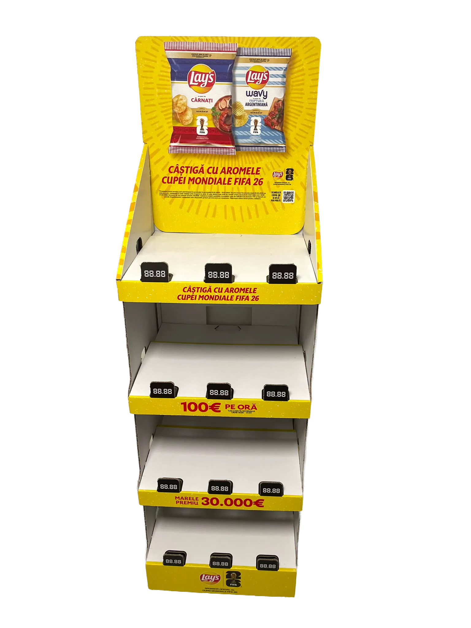  Display podea Lay’s promoțional FIFA 26, galben, cu rafturi albe și branding pentru aromele ediției speciale. 